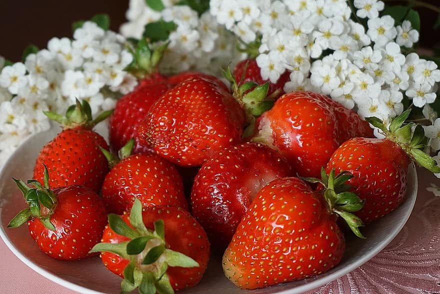 Strawberries: what is the use of fragrant berries